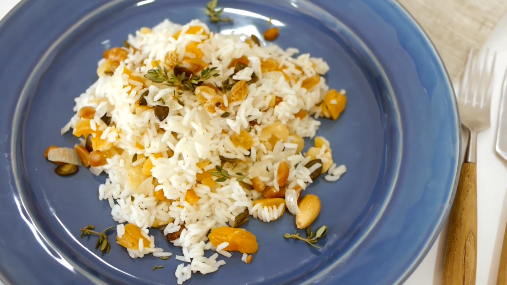 Arroz com frutos secos, alperces e tomilho