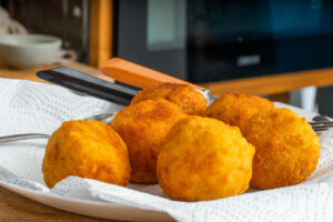 ARANCINI-DE-MOZZARELLA-E-PESTO