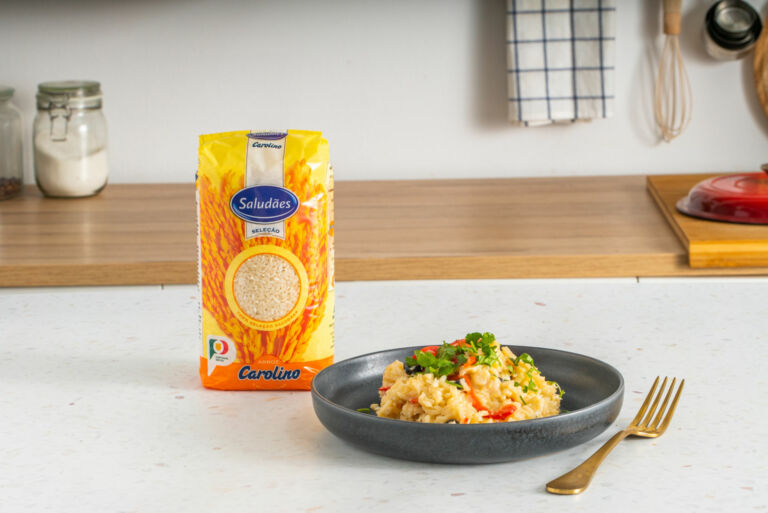 Foto de Arroz cremoso no forno com bacalhau, pimentos e azeitonas