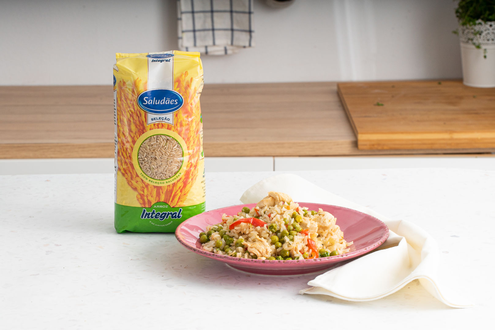 arroz integral com frango pimentos e ervilhas