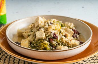 Delicie-se com esta Receita de Arroz Integral com Tofu, Agriões e Sultanas