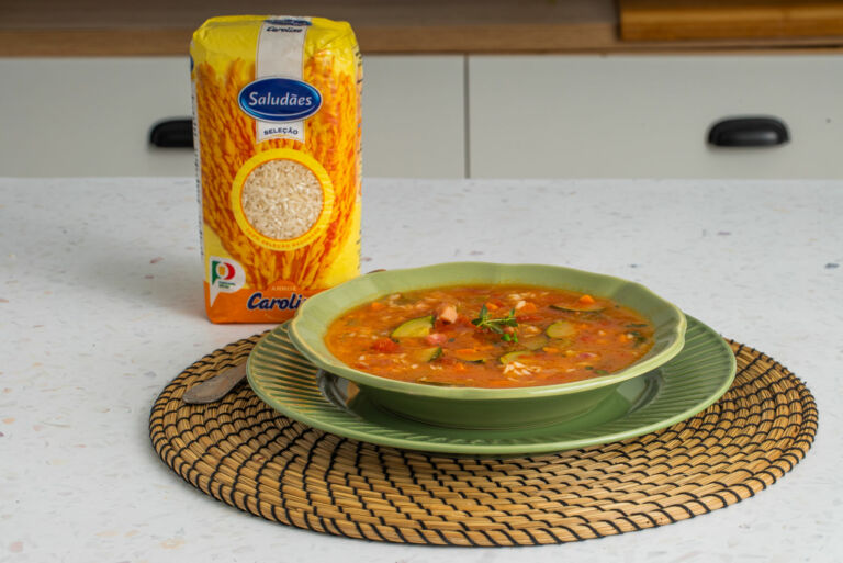 Foto de Sopa de arroz, legumes e bacon