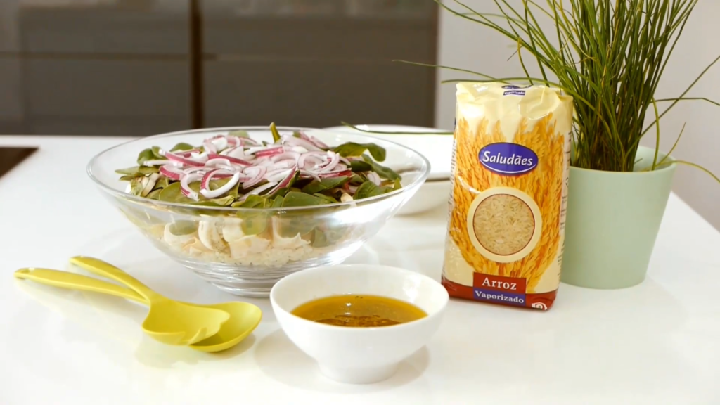 Salada em camadas com arroz