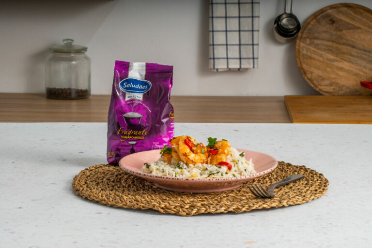 Foto de Arroz aromático de coentros e pinhões com camarões salteados