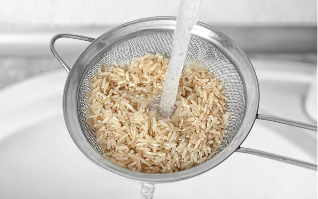 Lavar ou não o arroz integral antes de cozinhar: descubra a resposta aqui