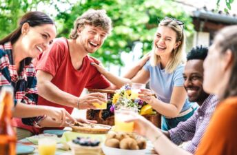 Descubra o que é um brunch e como aproveitar essa deliciosa refeição matinal que combina o melhor do café da manhã e do almoço.