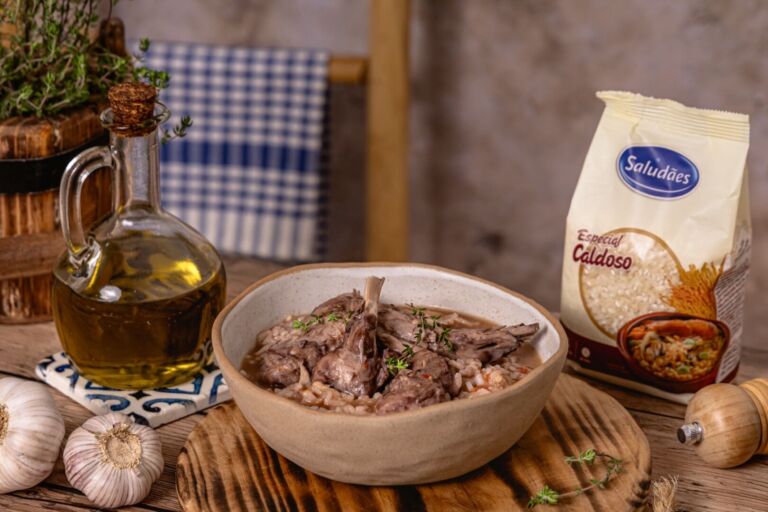 Foto de Arroz de coelho com vinho tinto: receita tradicional portuguesa