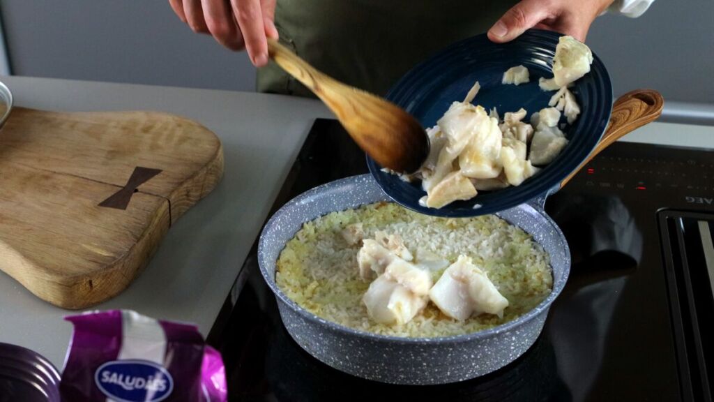 Depois do tempo de cozedura, adicione o bacalhau e envolva delicadamente