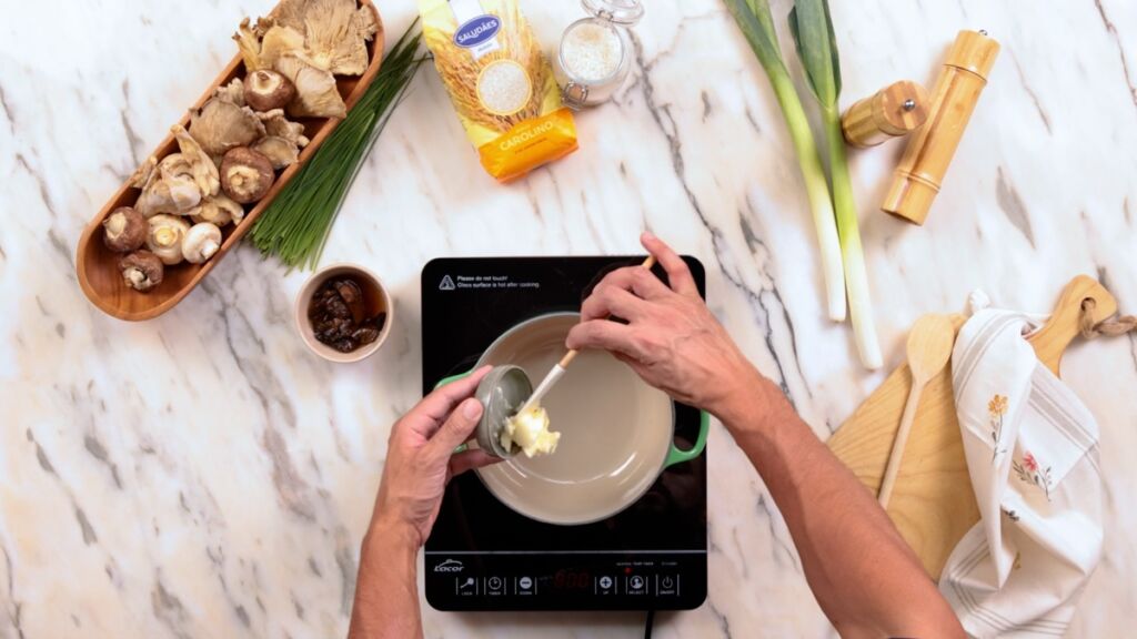 Comece por preparar todos os ingredientes.