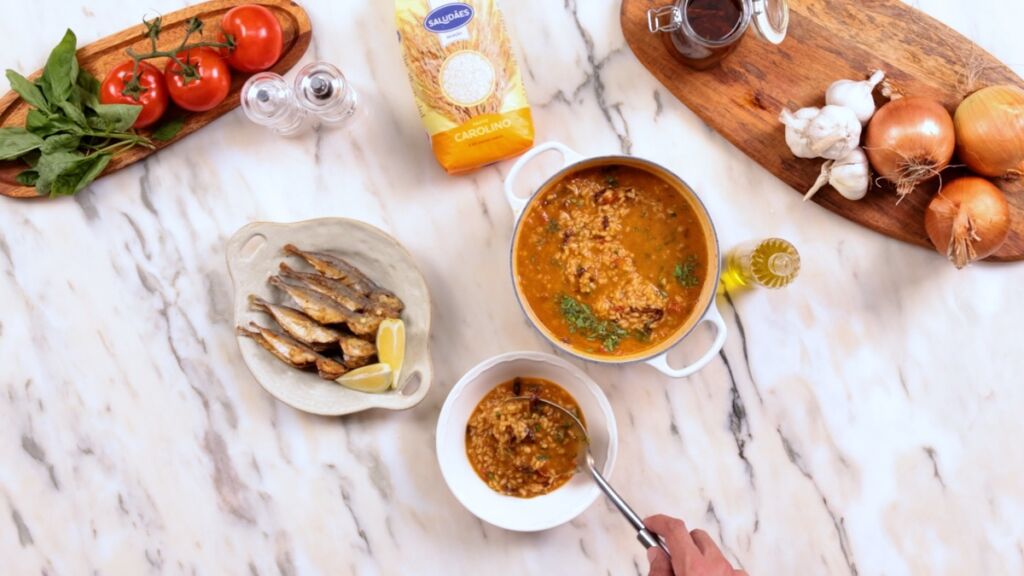Disponha o arroz num prato fundo e coloque os jaquinzinhos por cima.