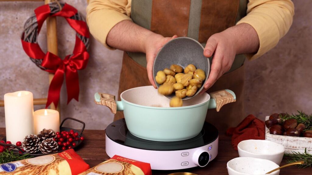 O processo de fritar o arroz sela os grãos e potencia o sabor final do prato.