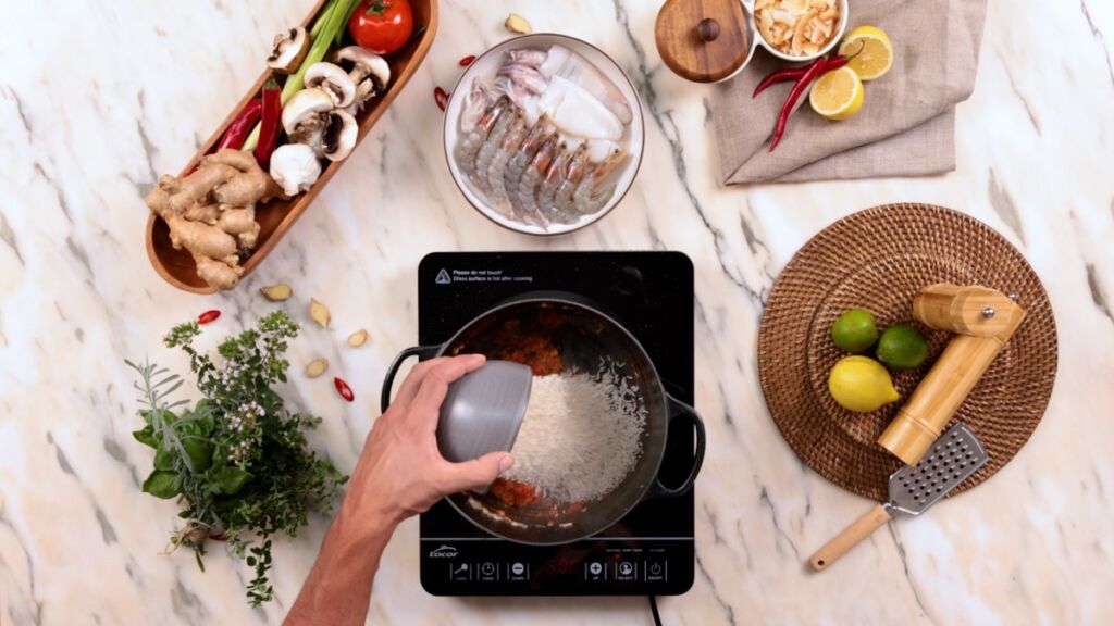 A integração do arroz deve ser feita de forma gradual para permitir que os grãos absorvam todos os sabores do refogado e do caldo.