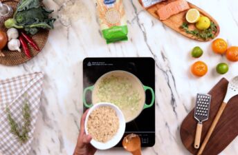 O arroz integral deve ser bem lavado antes de ser adicionado ao refogado.