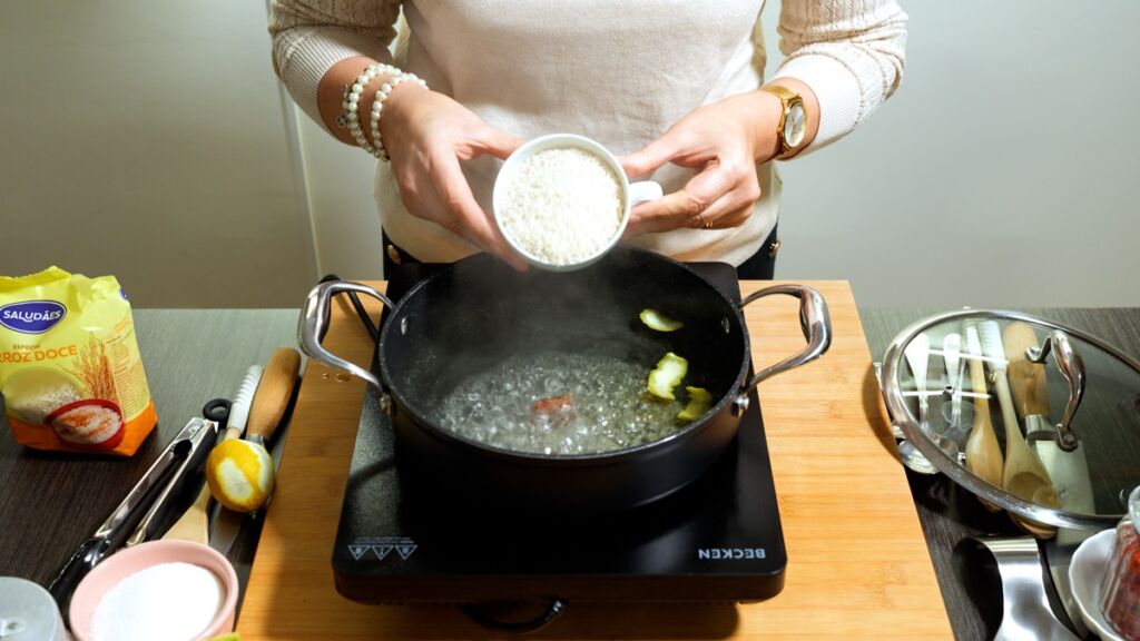 Quando começar a ferver, adicione o arroz e deixe cozer em lume brando até a água secar.