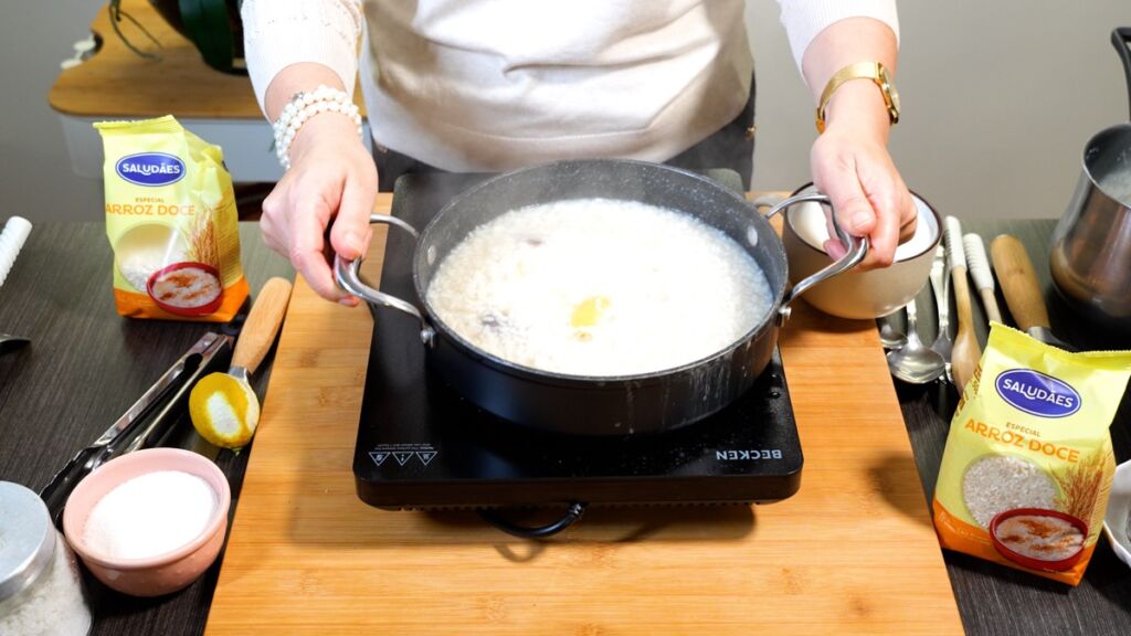 Este processo lento permite que o arroz absorva todos os aromas enquanto coze uniformemente.