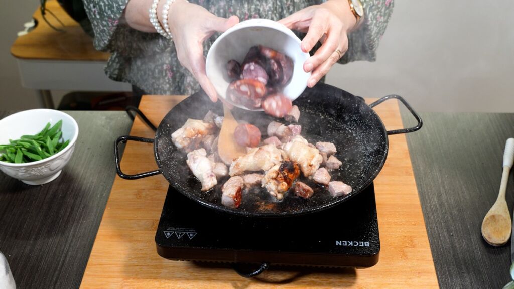 As carnes e enchidos para cozinhar.
