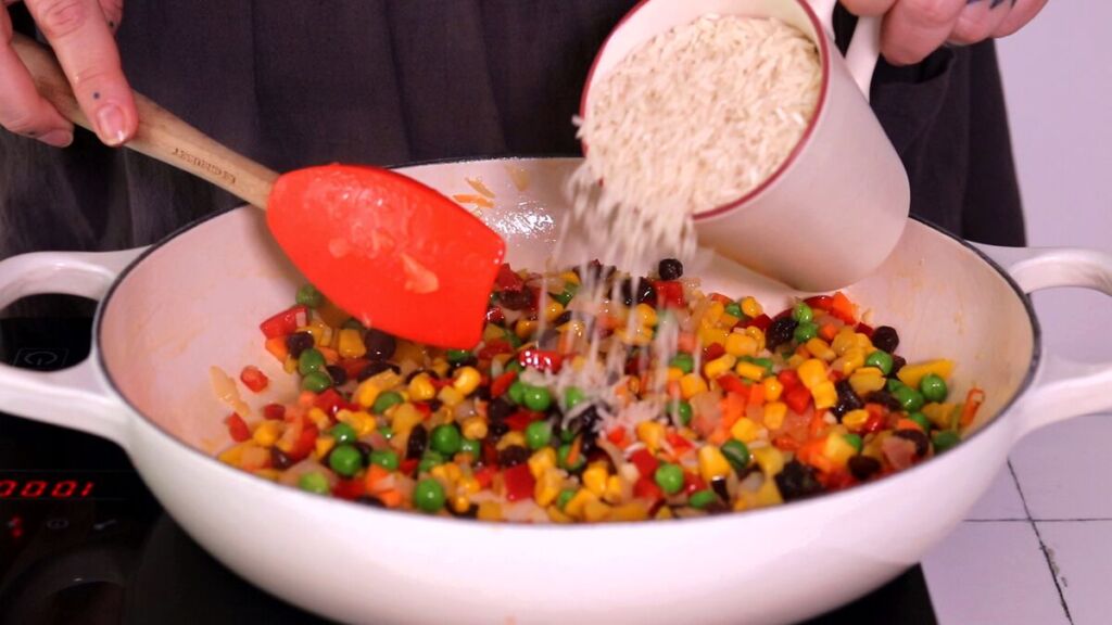 Junte o milho, as ervilhas e o arroz à mistura.