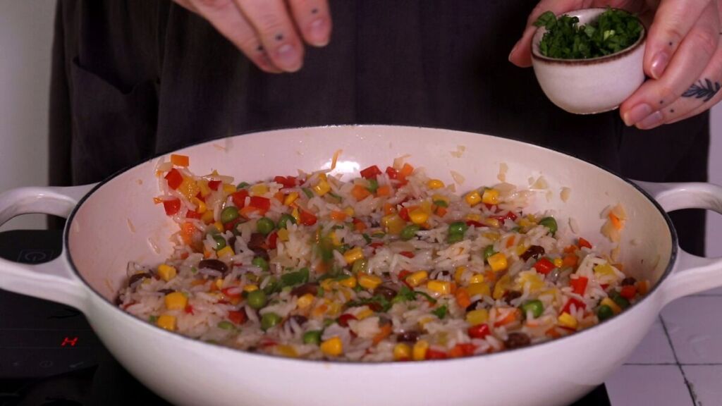 Finalize com coentros picados frescos para um toque aromático especial.