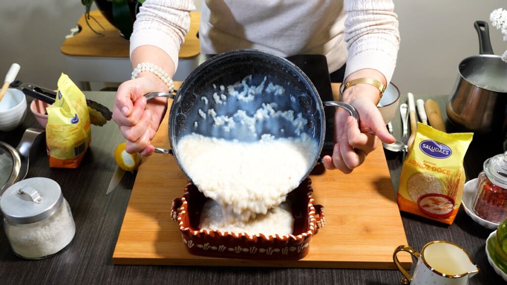 Transfira o arroz doce para uma travessa de barro e deixe arrefecer.