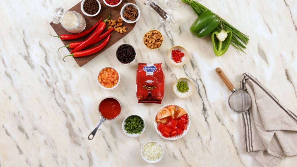 A organização e o timing são cruciais para o sucesso desta receita picante e aromática.
