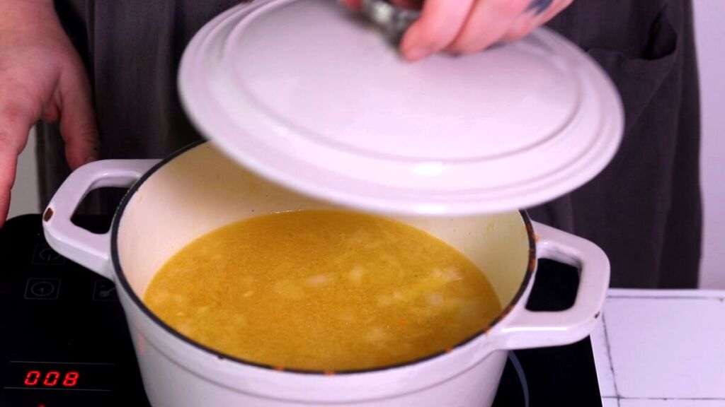 ampe o tacho e deixe cozinhar em lume brando por aproximadamente 15-18 minutos
