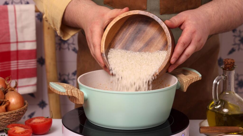Por fim, junte os 200g de arroz carolino Saludães ao refogado e vá mexendo para não pegar no fundo do tacho
