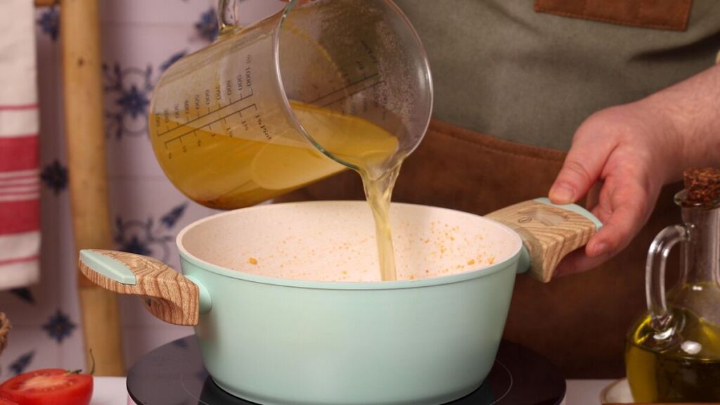 Adicione 600ml de caldo de legumes, previamente aquecido