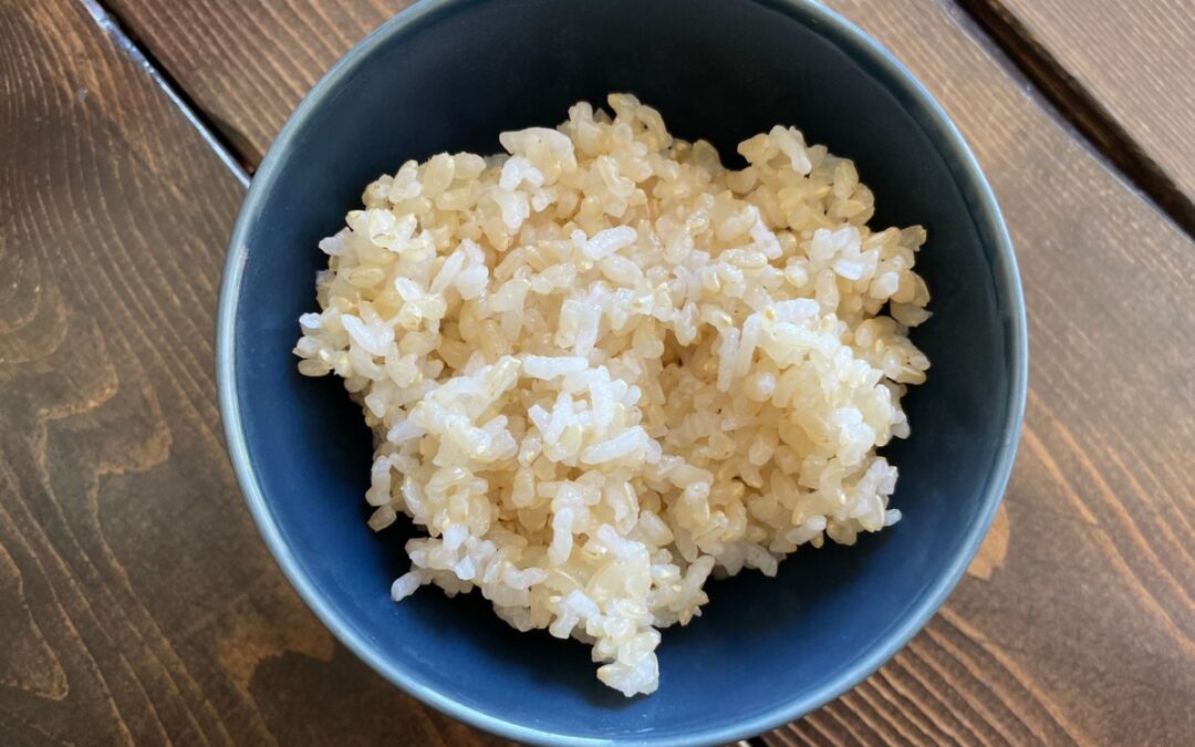 Aprenda a cozer arroz integral mais rápido e facilmente